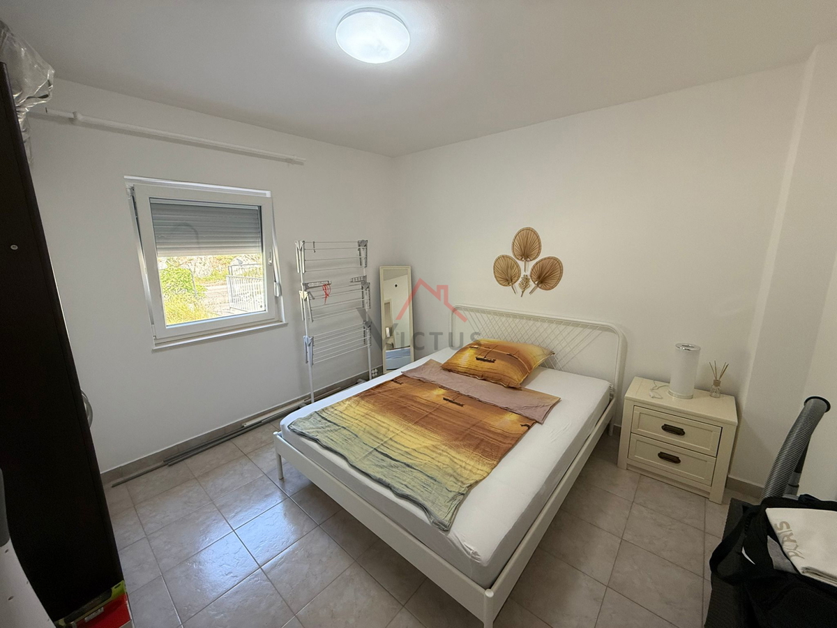 CRIKVENICA - 2S+DB, stanovanje s teraso, 53 m2