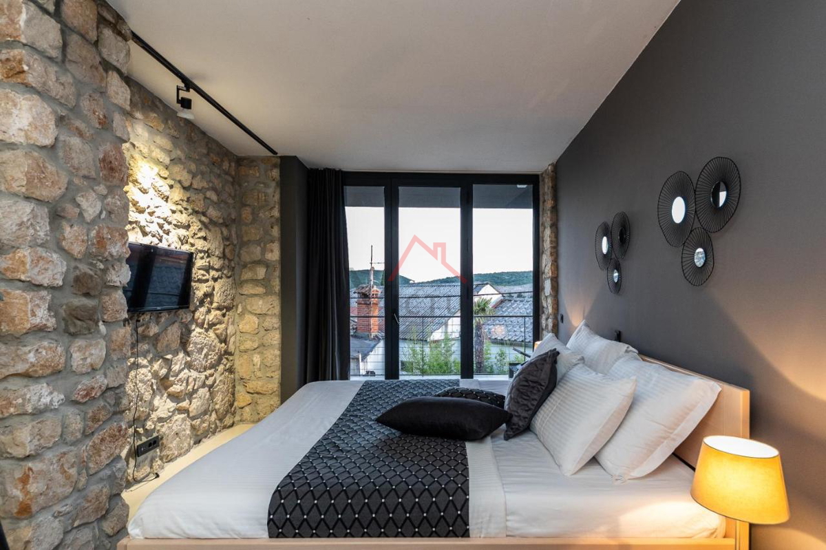 GRIŽANE - Moderna kamnita vila s bazenom