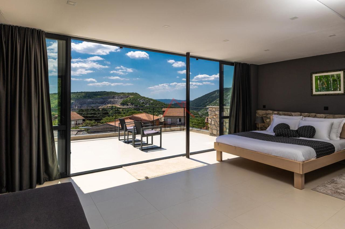 GRIŽANE - Moderna kamnita vila s bazenom