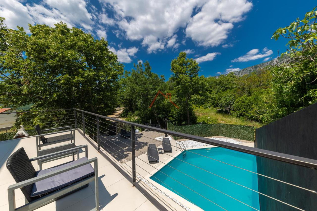 GRIŽANE - Moderna kamnita vila s bazenom