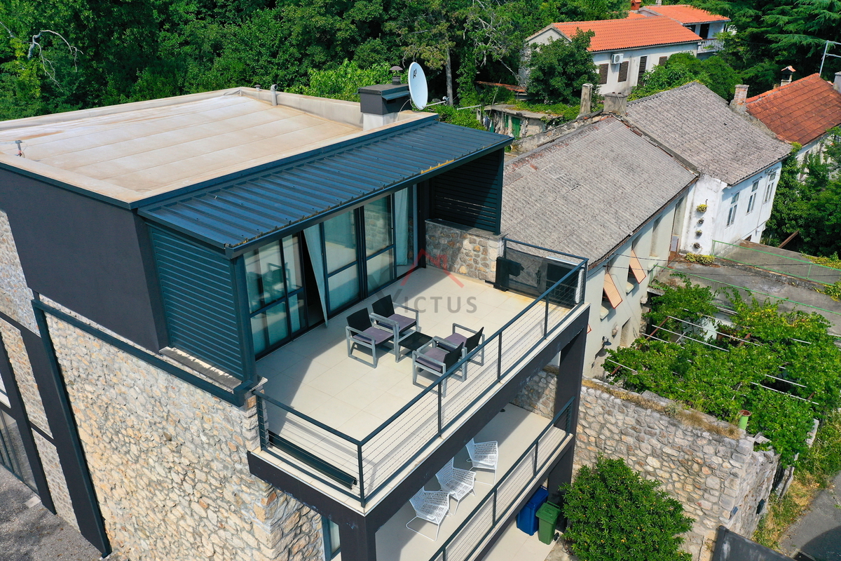 GRIŽANE - Moderna kamnita vila s bazenom