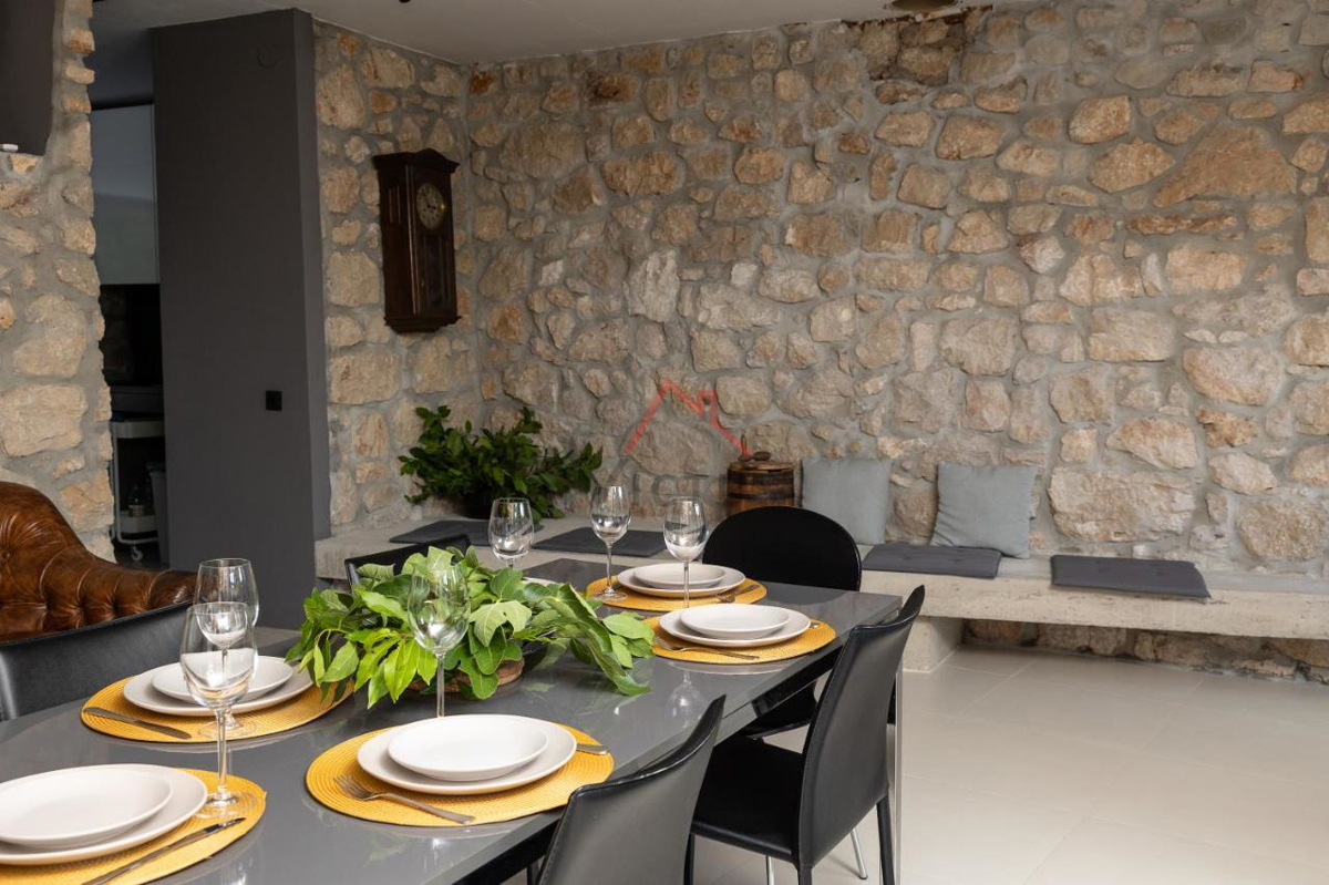GRIŽANE - Moderna kamnita vila s bazenom