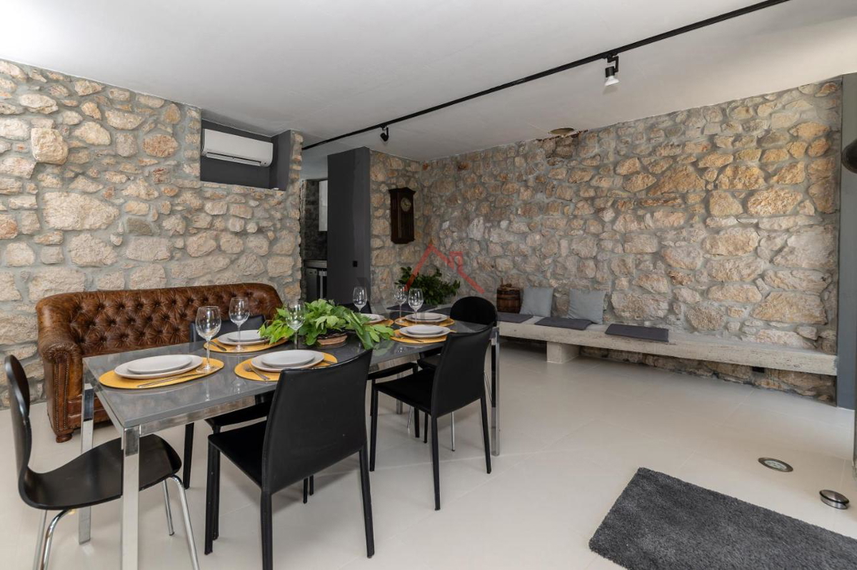 GRIŽANE - Moderna kamnita vila s bazenom