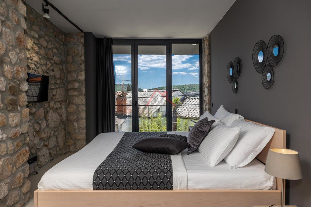 GRIŽANE - Moderna kamnita vila s bazenom