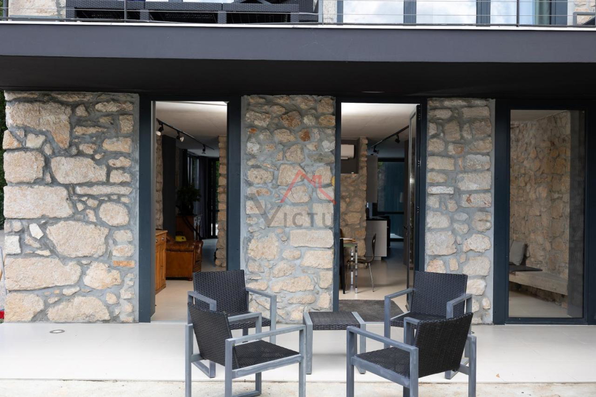 GRIŽANE - Moderna kamnita vila s bazenom