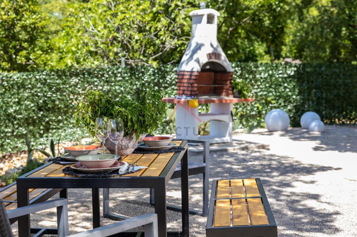GRIŽANE - Moderna kamnita vila s bazenom