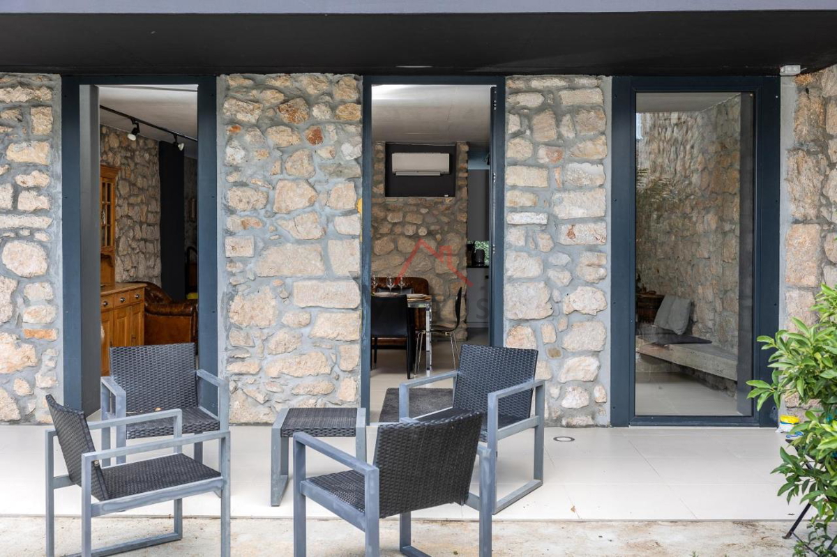 GRIŽANE - Moderna kamnita vila s bazenom
