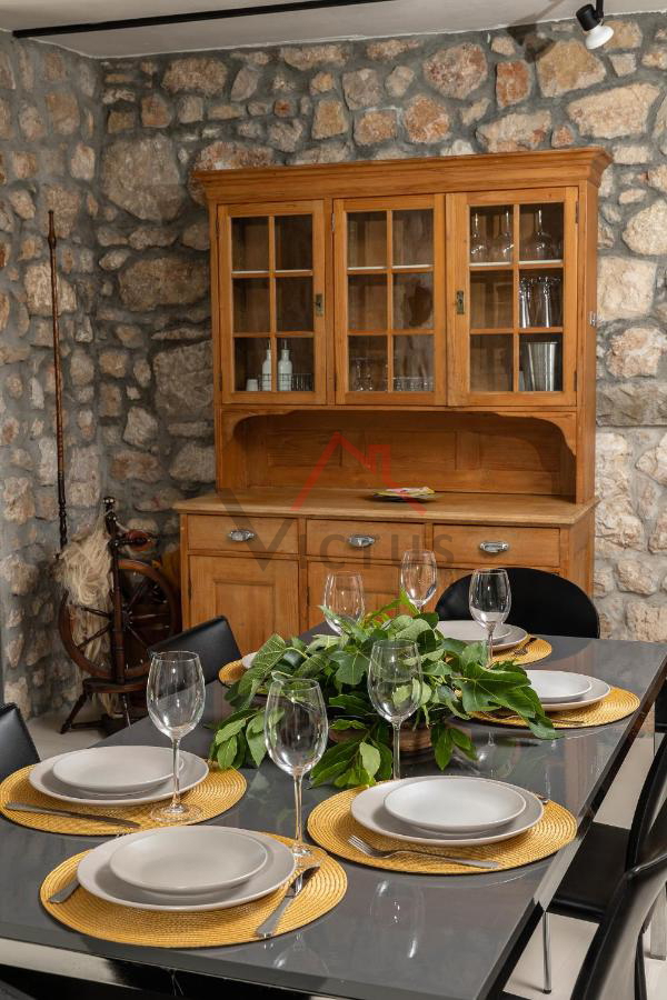 GRIŽANE - Moderna kamnita vila s bazenom