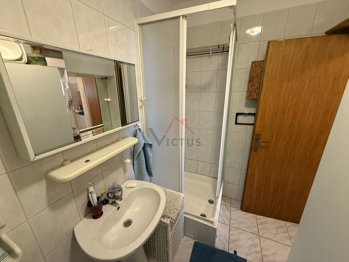 CRIKVENICA - Manjše stanovanje z vrtom, 80 m od morja