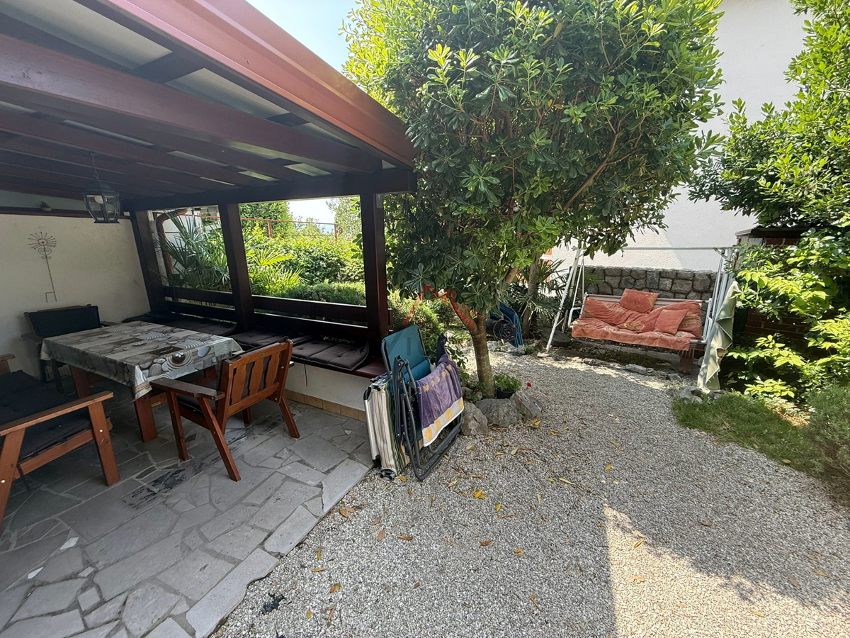CRIKVENICA - Manjše stanovanje z vrtom, 80 m od morja