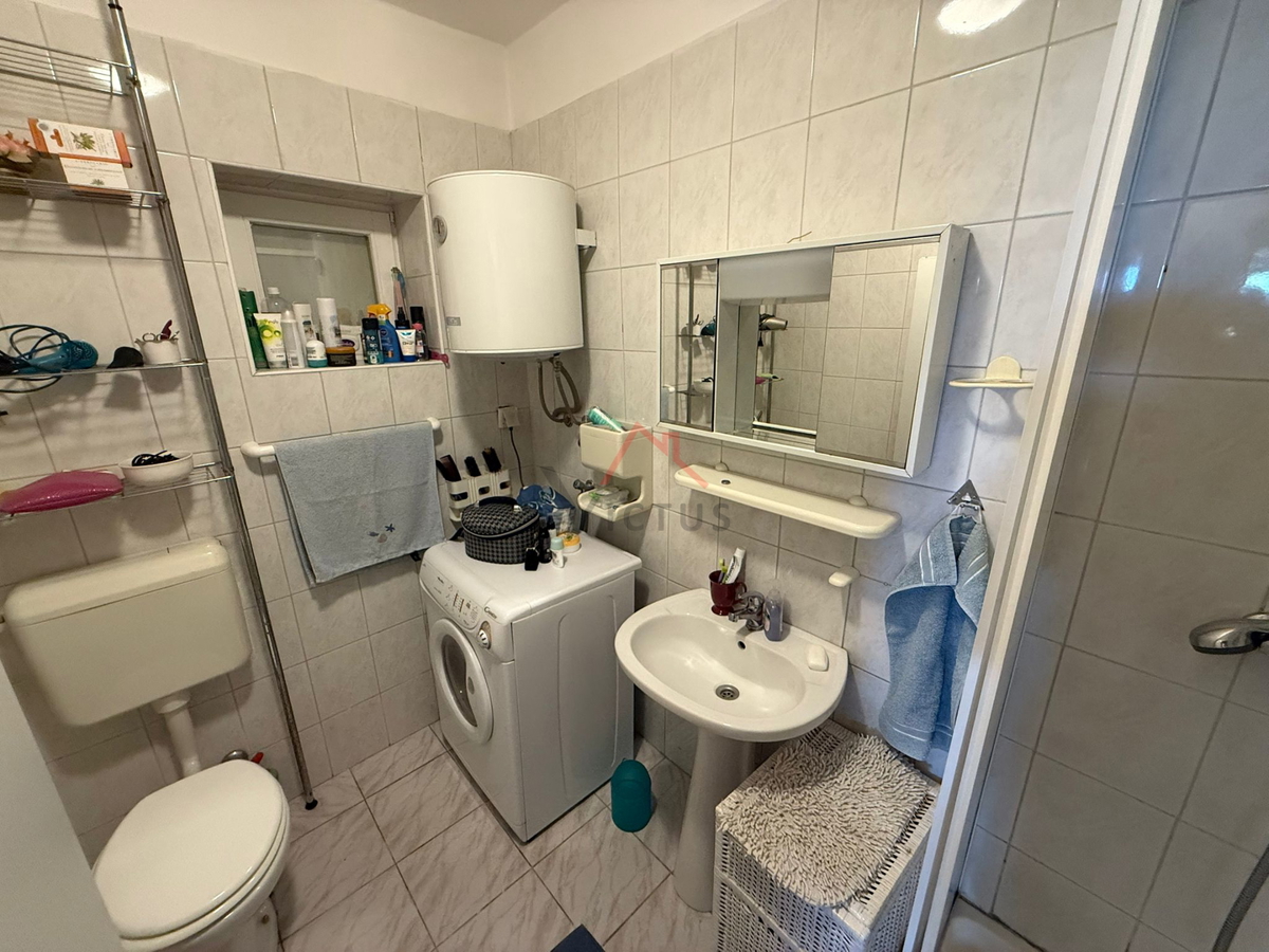 CRIKVENICA - Manjše stanovanje z vrtom, 80 m od morja