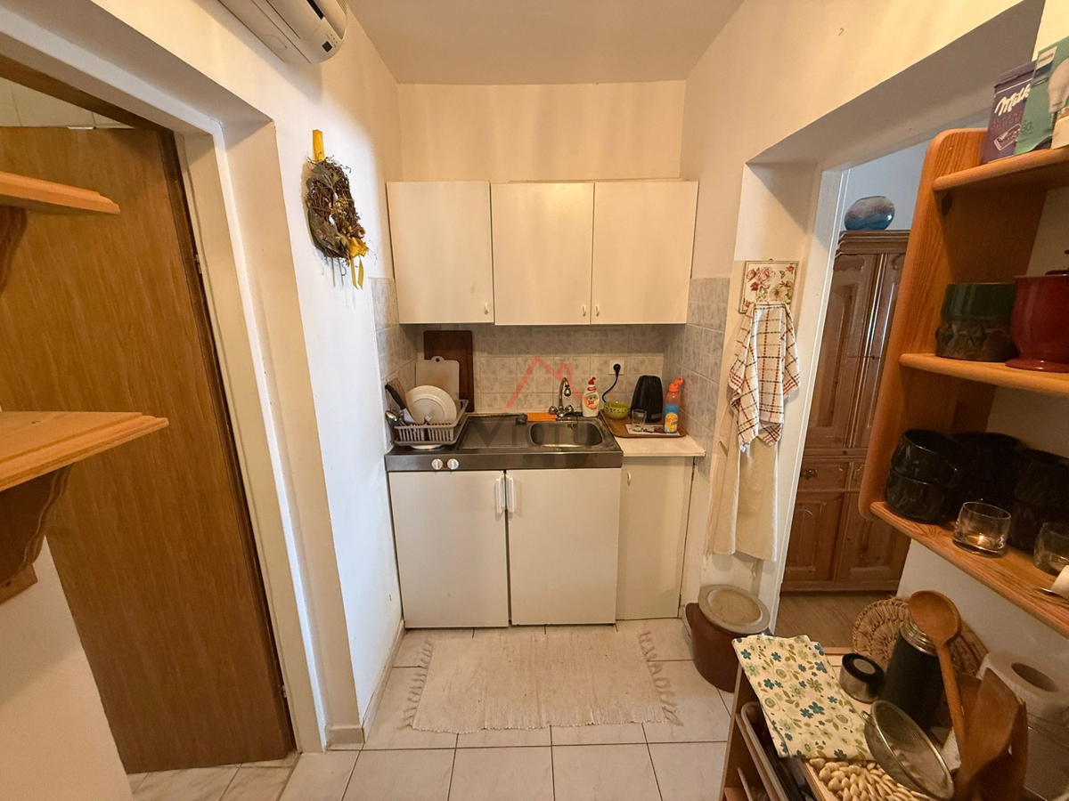CRIKVENICA - Manjše stanovanje z vrtom, 80 m od morja