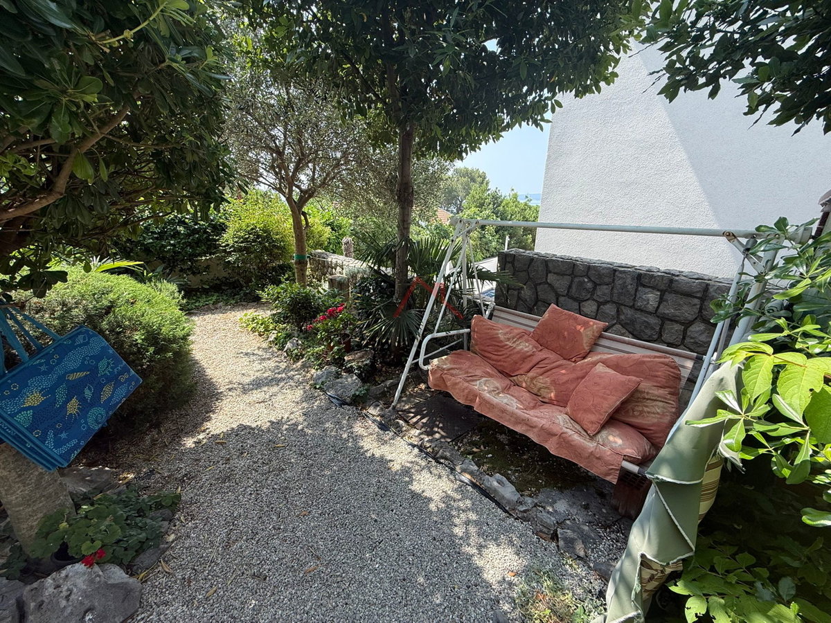 CRIKVENICA - Manjše stanovanje z vrtom, 80 m od morja