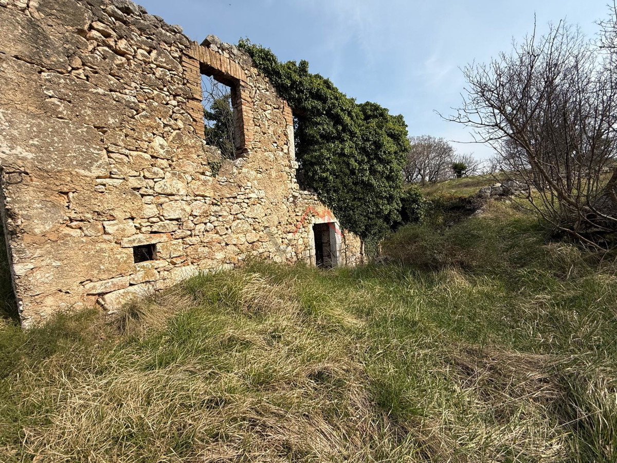 BRIBIR - Kamnita ruševina in gradbeno zemljišče