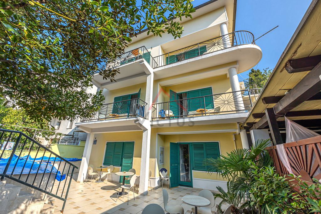 CRIKVENICA - Penzion z restavracijo, 30 metrov od morja