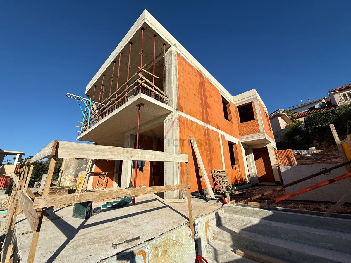 CRIKVENICA - Samostoječa hiša z bazenom, roh-bau