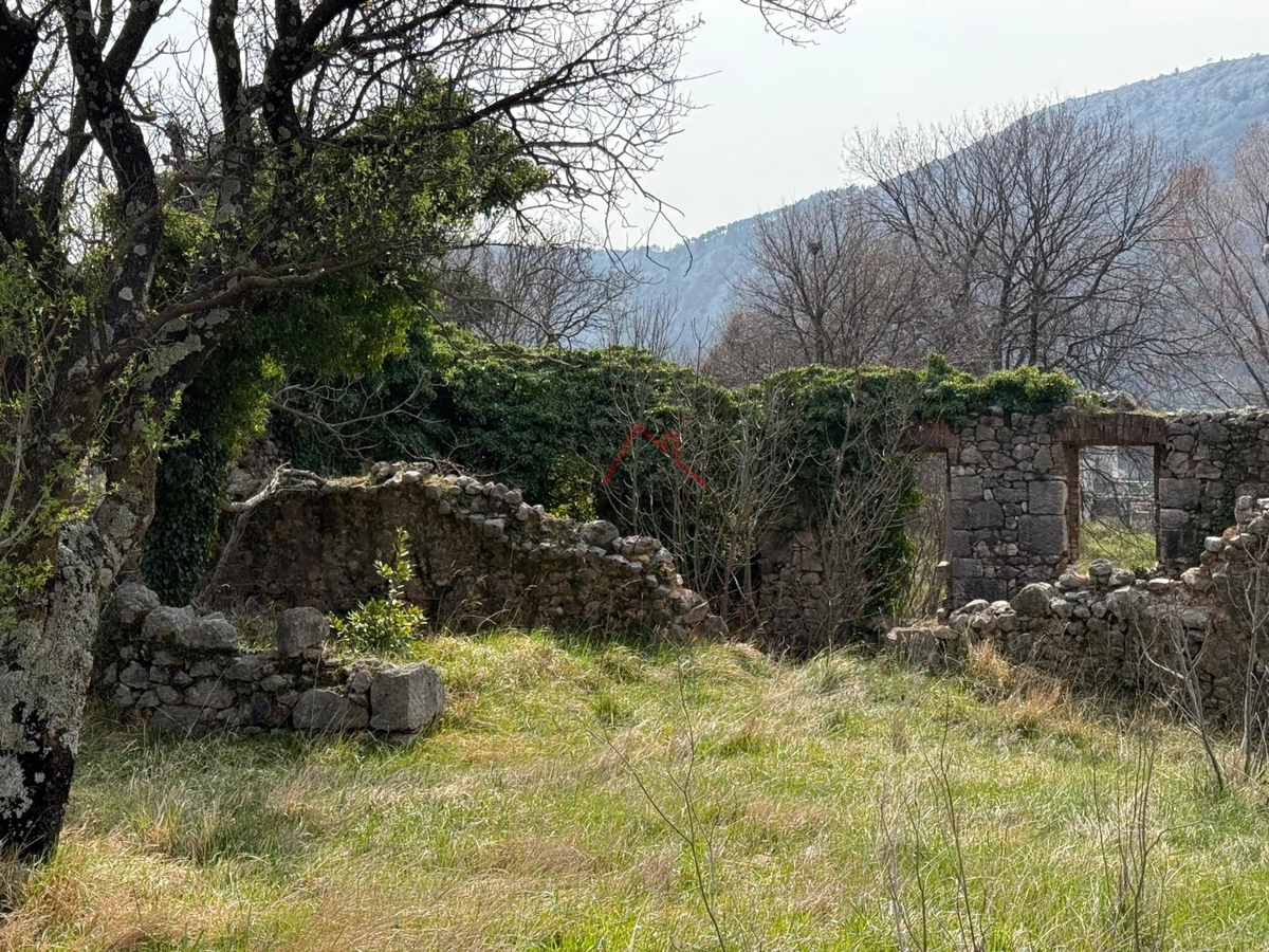 BRIBIR - Gradbeno zemljišče z vrisano stavbo, 961 m2