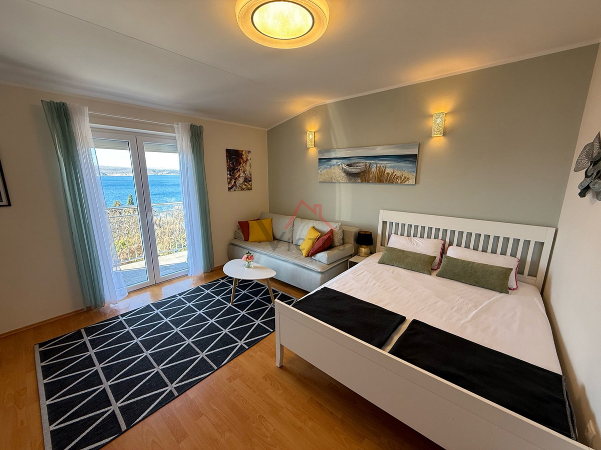 CRIKVENICA - Renovirano stanovanje, 100 m od morja