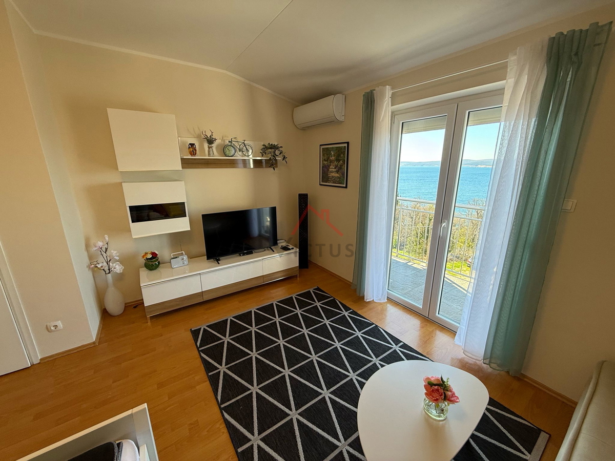 CRIKVENICA - Renovirano stanovanje, 100 m od morja