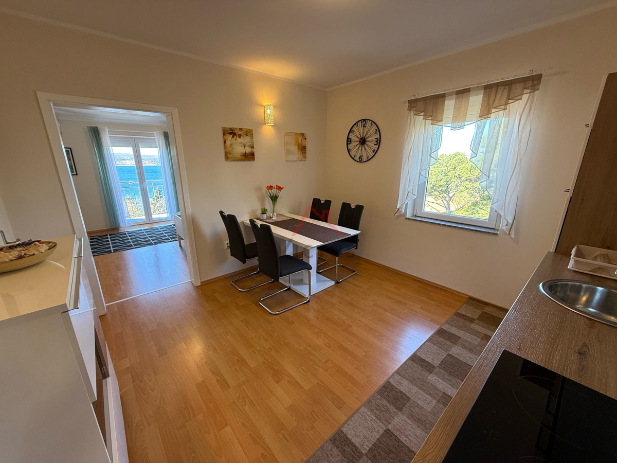 CRIKVENICA - Renovirano stanovanje, 100 m od morja