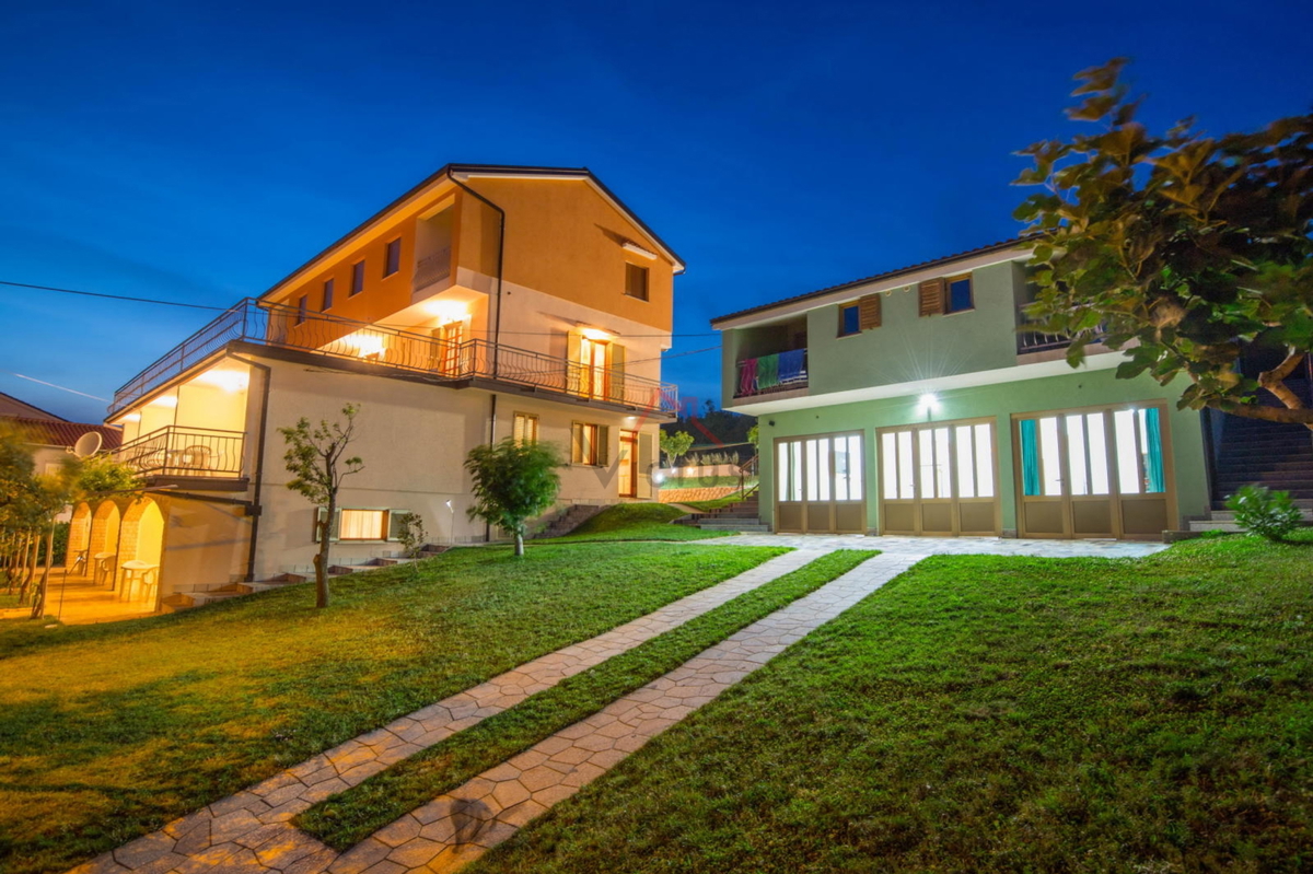 CRIKVENICA - Dve hiši z bazenom in oljčnim nasadom