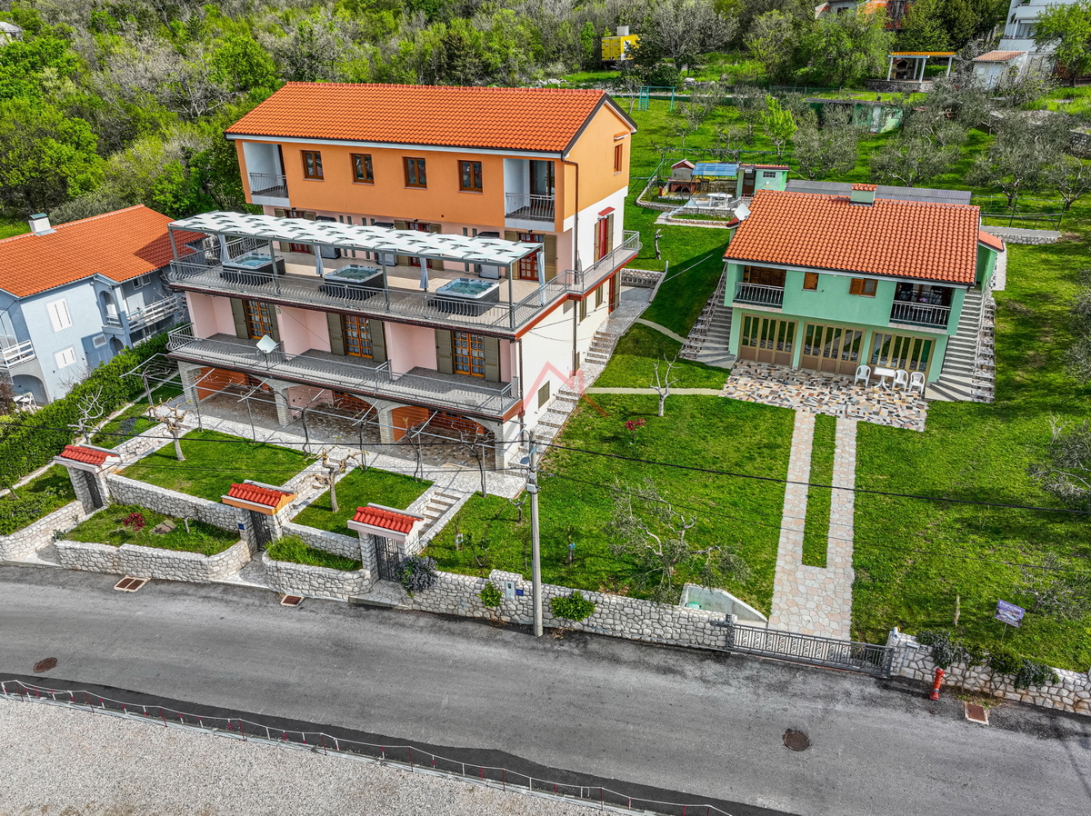 CRIKVENICA - Dve hiši z bazenom in oljčnim nasadom