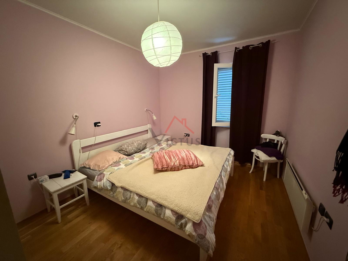 CRIKVENICA - trisobno stanovanje z vrtom