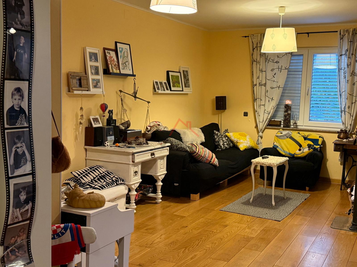 CRIKVENICA - trisobno stanovanje z vrtom