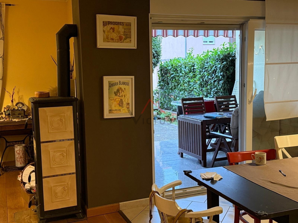 CRIKVENICA - trisobno stanovanje z vrtom