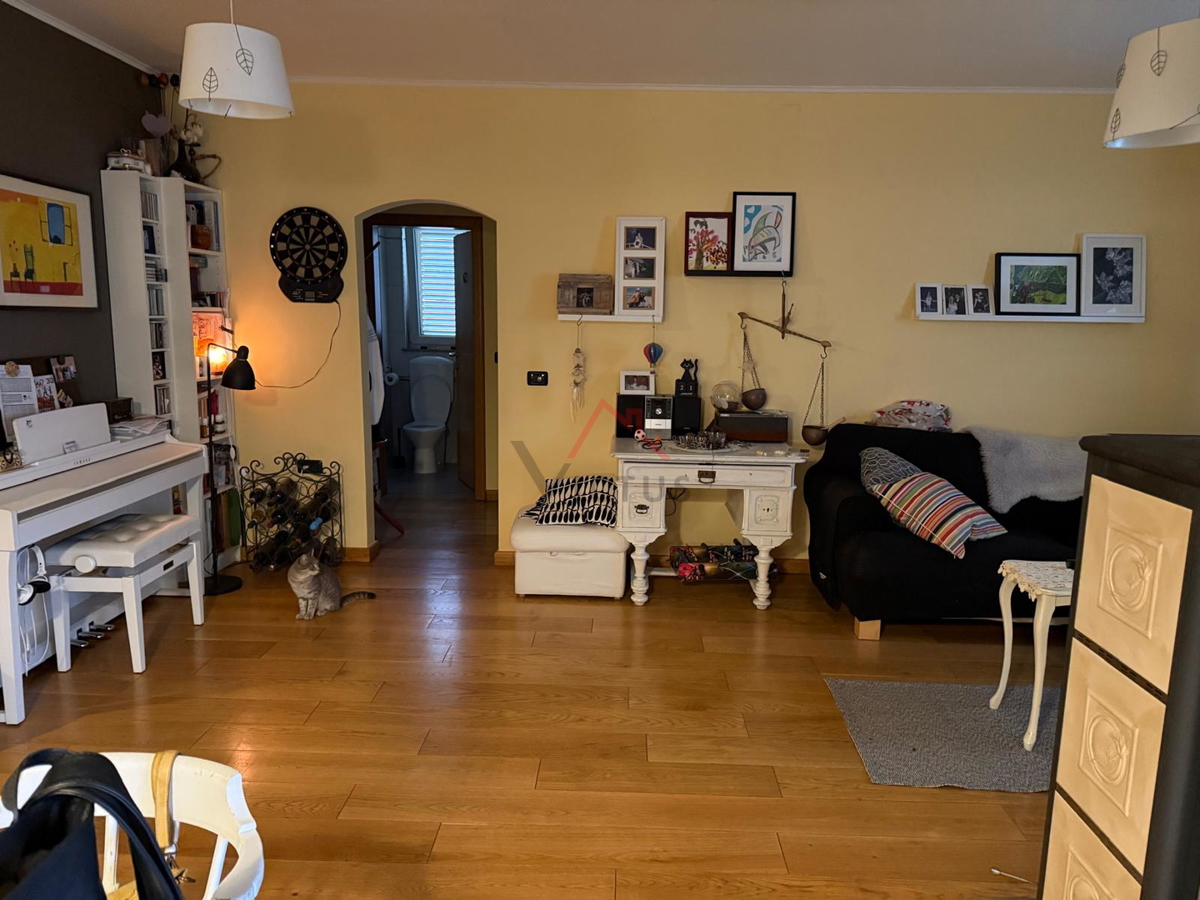 CRIKVENICA - trisobno stanovanje z vrtom