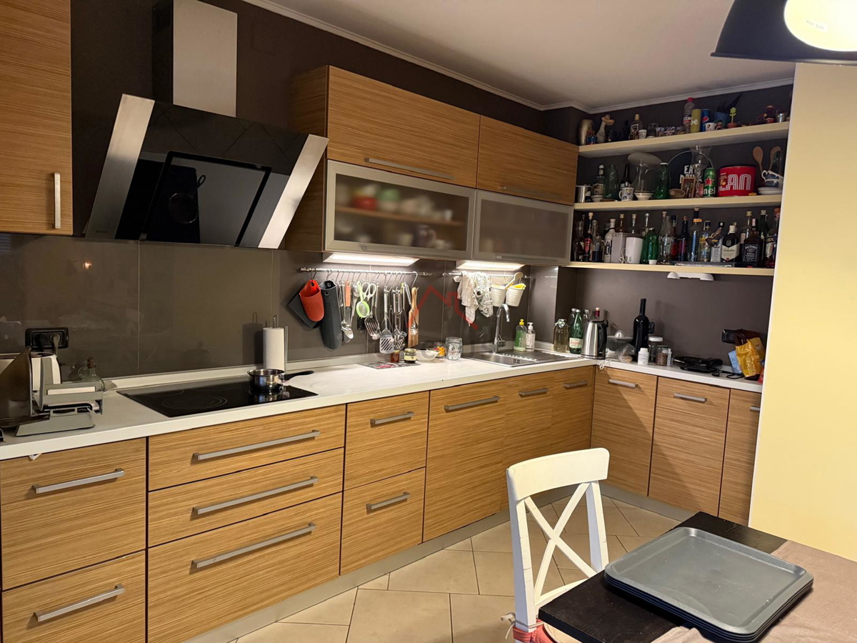 CRIKVENICA - trisobno stanovanje z vrtom