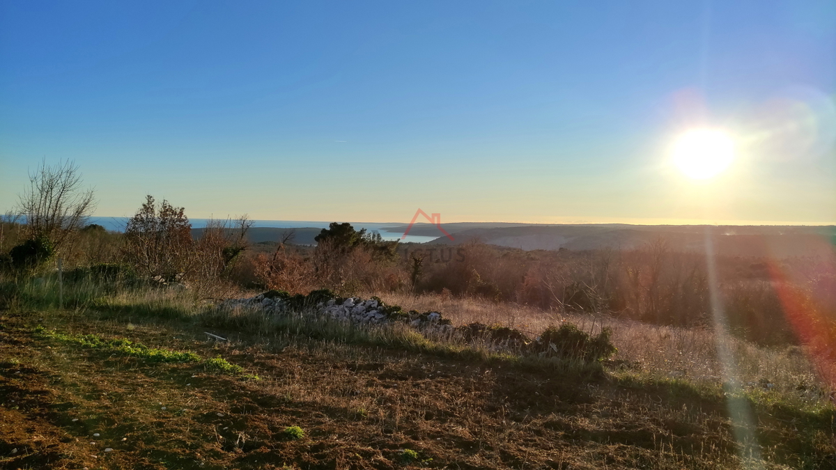 Sveti Lovreč Labinski - čudovito zemljišče z razgledom na morje