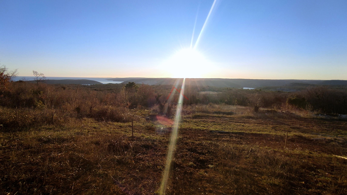 Sveti Lovreč Labinski - čudovito zemljišče z razgledom na morje