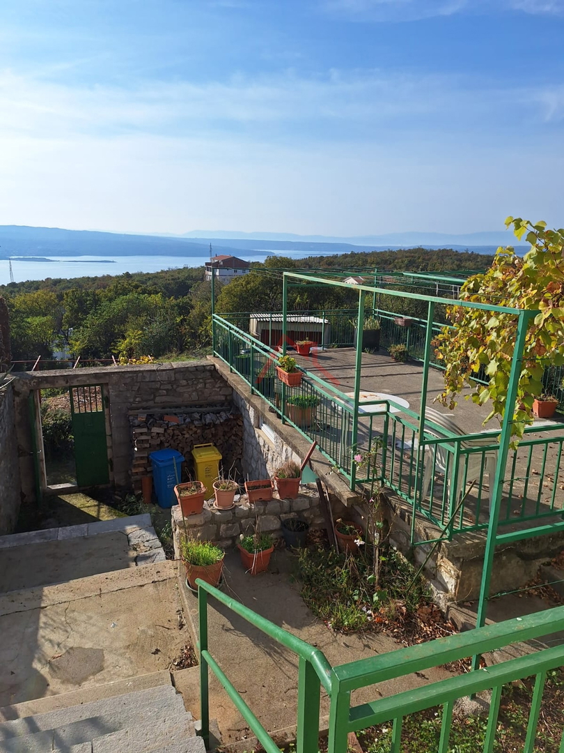 CRIKVENICA - Avtohtona kamnita hiša z zemljiščem