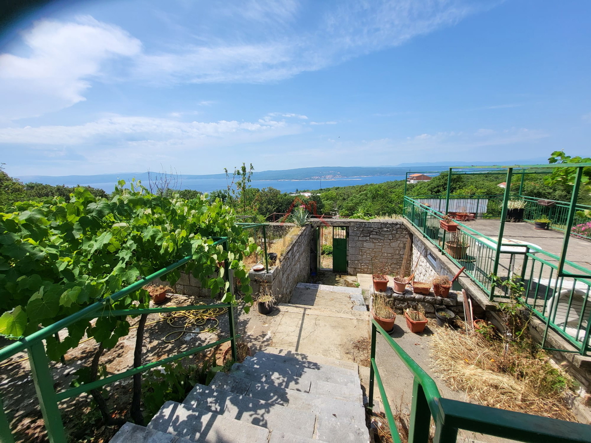 CRIKVENICA - Avtohtona kamnita hiša z zemljiščem