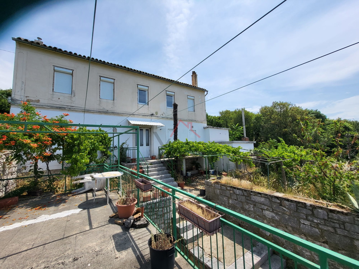 CRIKVENICA - Avtohtona kamnita hiša z zemljiščem