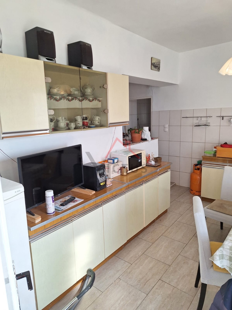 CRIKVENICA - Avtohtona kamnita hiša z zemljiščem