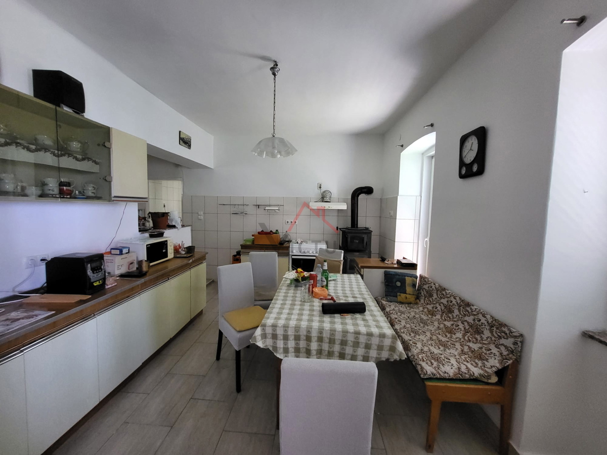 CRIKVENICA - Avtohtona kamnita hiša z zemljiščem