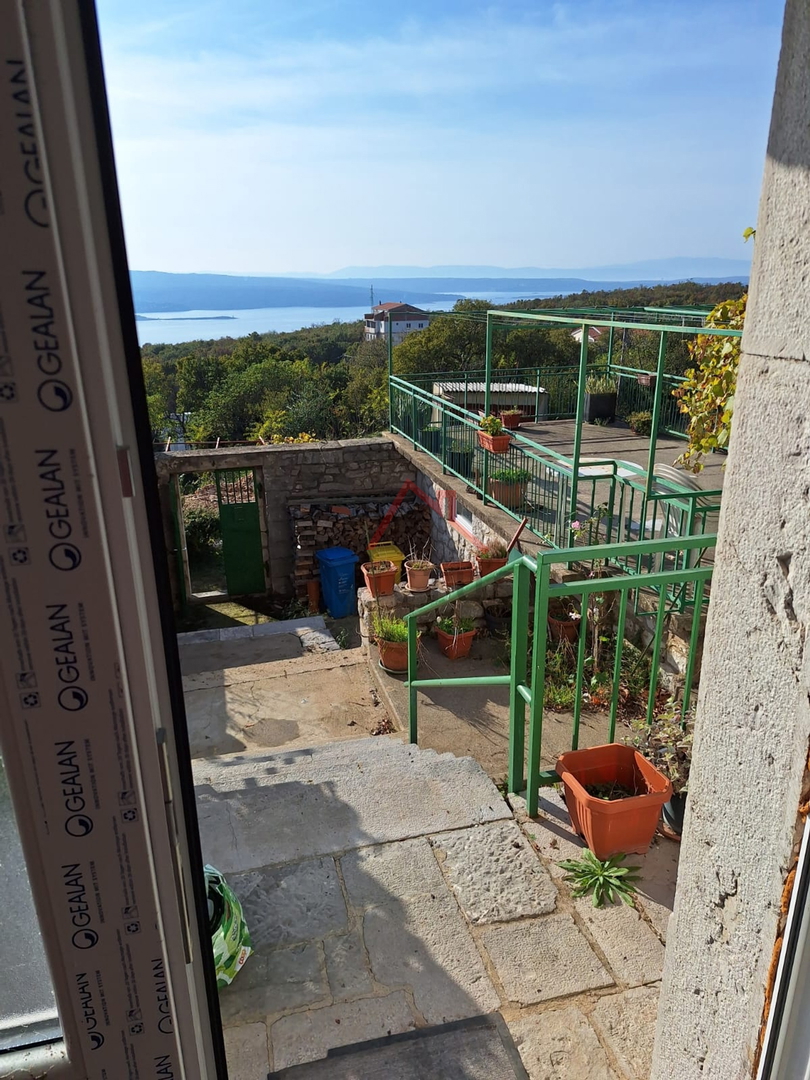 CRIKVENICA - Avtohtona kamnita hiša z zemljiščem