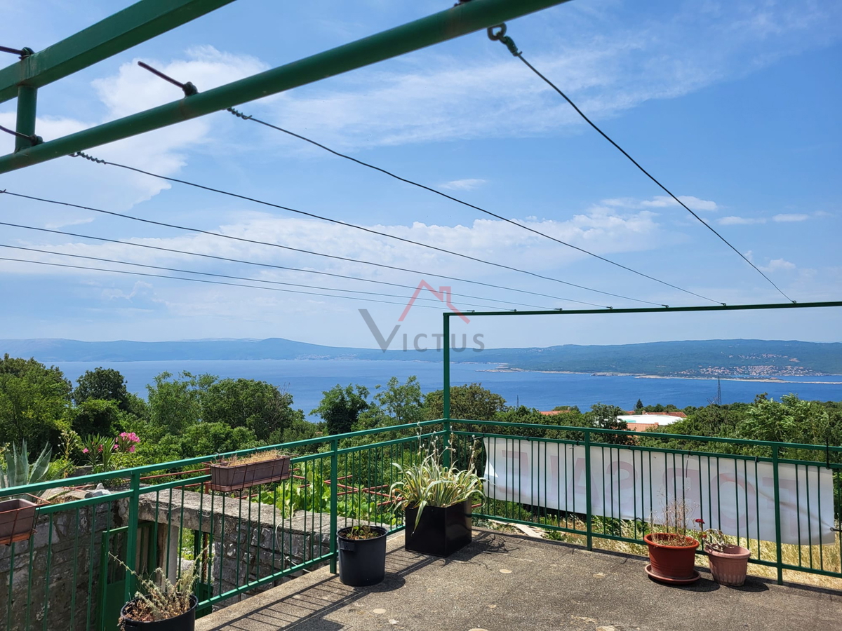 CRIKVENICA - Avtohtona kamnita hiša z zemljiščem