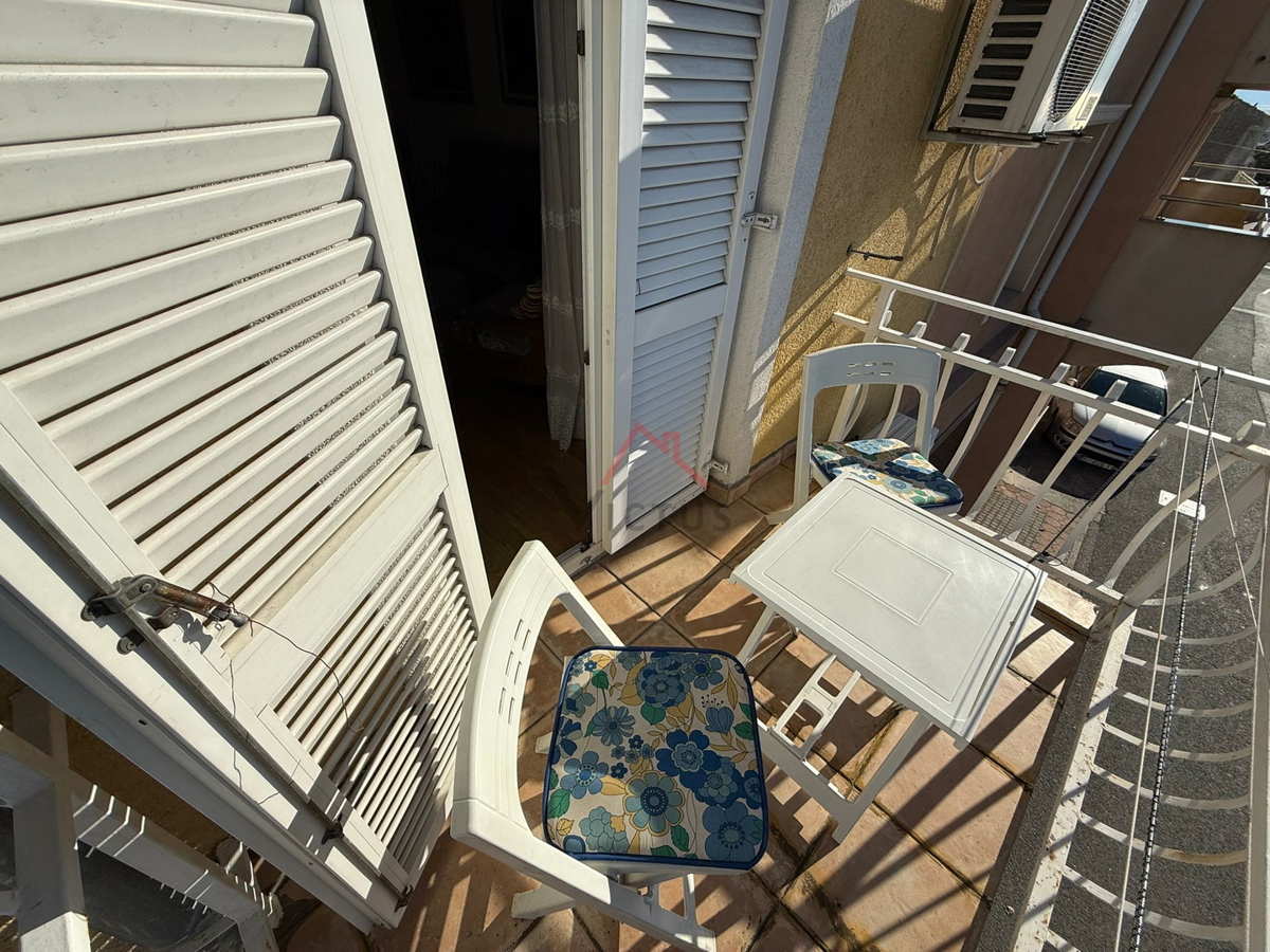 CRIKVENICA - Stanovanje v središču z balkonom in parkirnim mestom, 38 m2