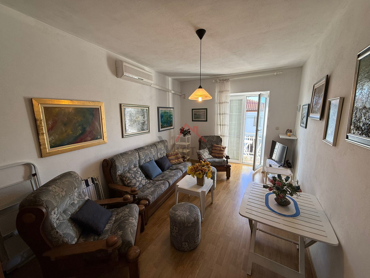 CRIKVENICA - Stanovanje v središču z balkonom in parkirnim mestom, 38 m2