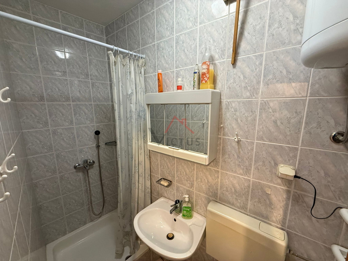 CRIKVENICA - Stanovanje v središču z balkonom in parkirnim mestom, 38 m2