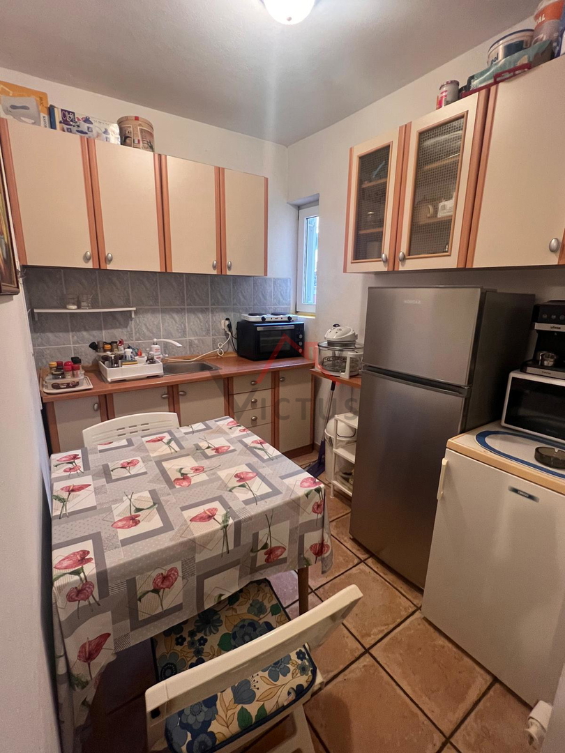 CRIKVENICA - Stanovanje v središču z balkonom in parkirnim mestom, 38 m2