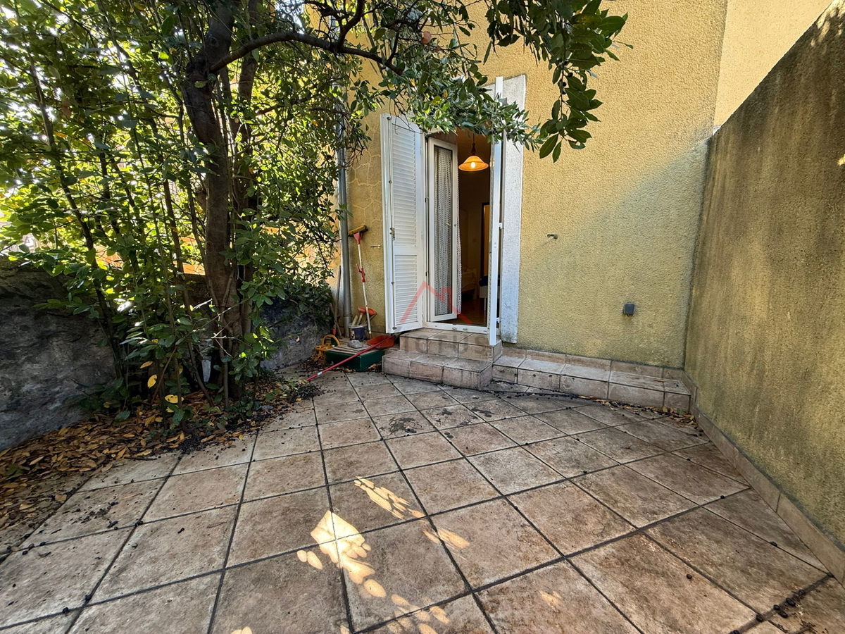 CRIKVENICA - Stanovanje v središču z balkonom in parkirnim mestom, 38 m2