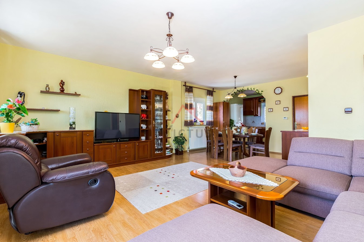 CRIKVENICA - hiša s tremi stanovanji, bazenom in garažo