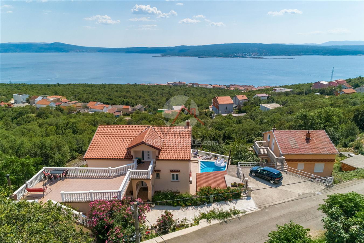 CRIKVENICA - hiša s tremi stanovanji, bazenom in garažo