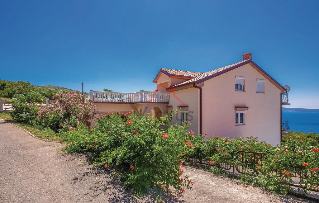 CRIKVENICA - hiša s tremi stanovanji, bazenom in garažo