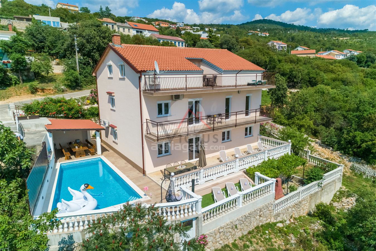 CRIKVENICA - hiša s tremi stanovanji, bazenom in garažo
