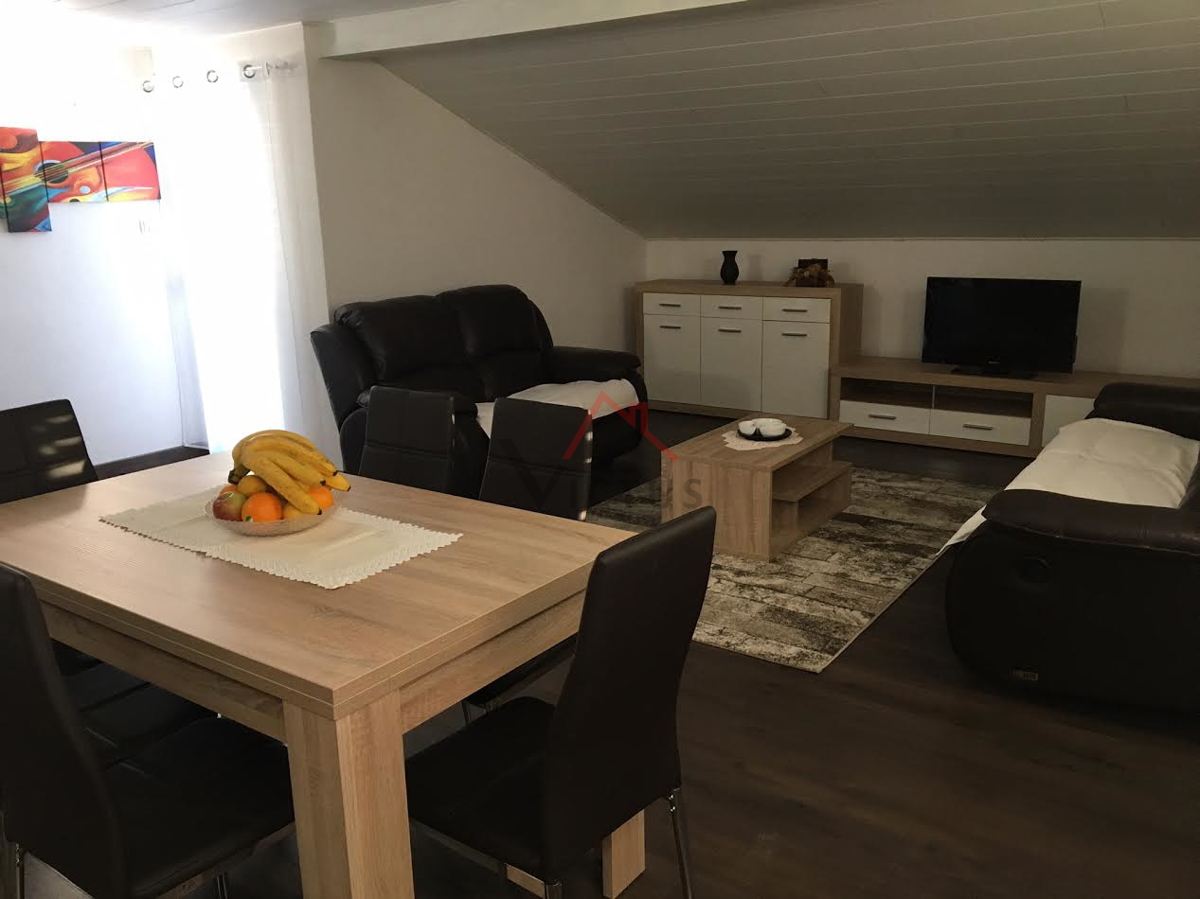 CRIKVENICA - hiša s tremi stanovanji, bazenom in garažo